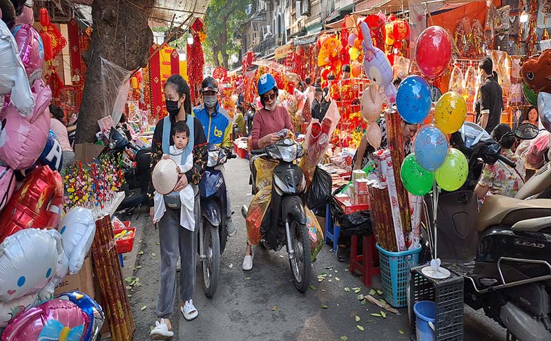 indefinido - A populosa Rua Hang Ma, no centro histórico da cidade, é um local de visita obrigatória nestas datas.