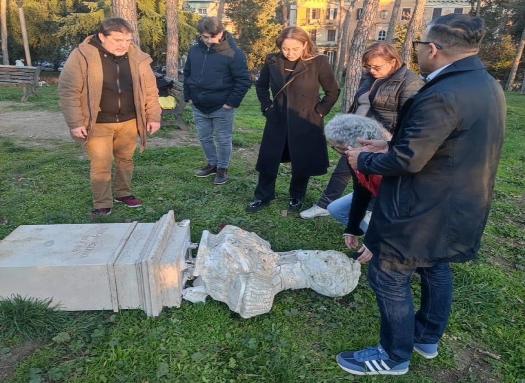 L'Italia condanna la profanazione del monumento a Simon Bolivar a Roma (+foto)