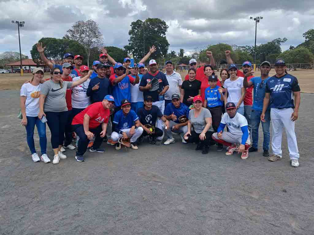 panamenos-y-cubanos-confraternizan-en-juego-de-softbol-contra-bloqueo