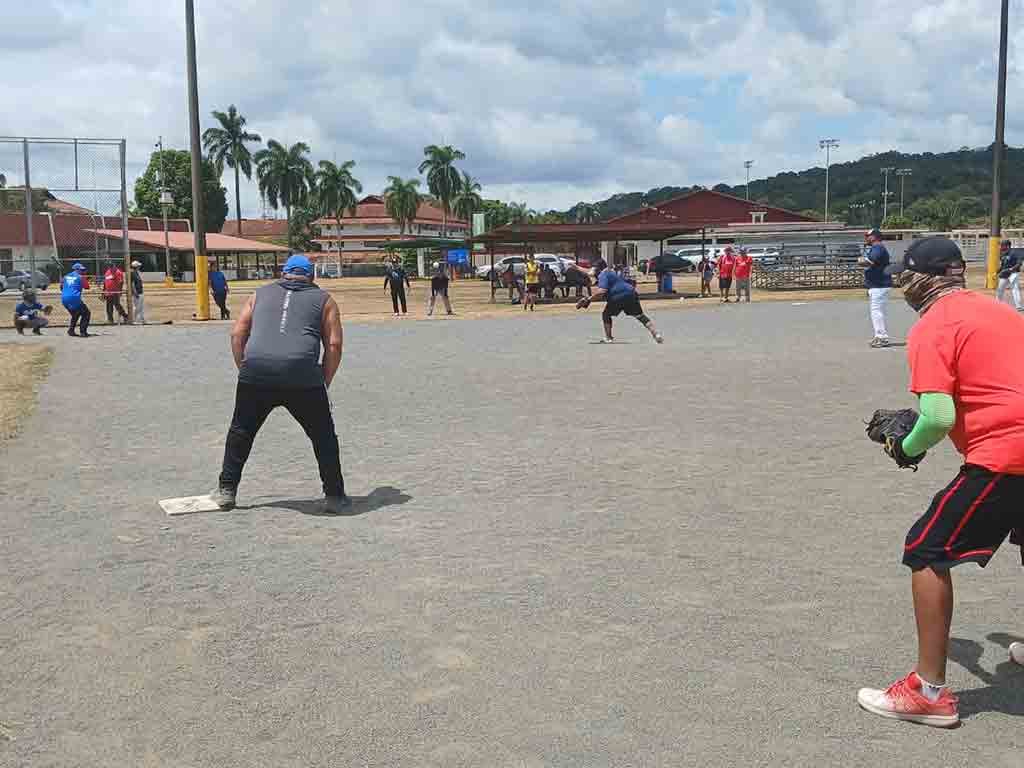 panamenos-y-cubanos-confraternizan-en-juego-de-softbol-contra-bloqueo