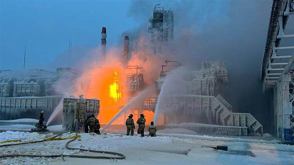 extinguen-incendio-en-almacen-de-petroleo-en-ciudad-rusa-de-oriol
