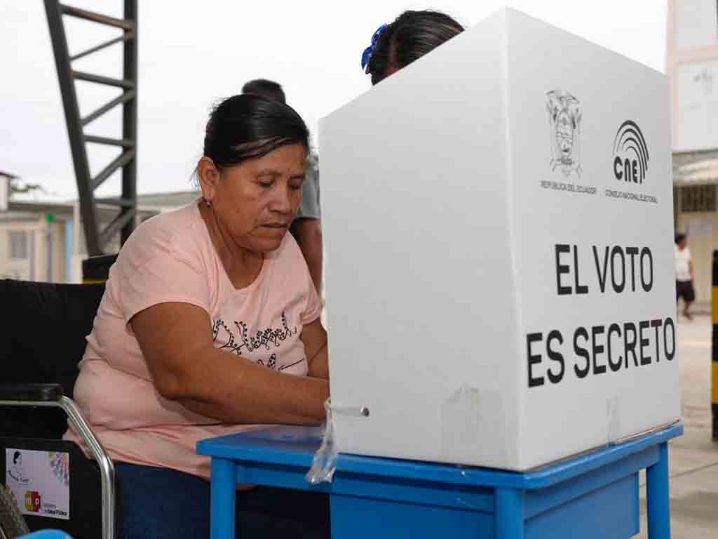 el-60-por-ciento-de-los-ecuatorianos-ya-voto-en-consulta-popular