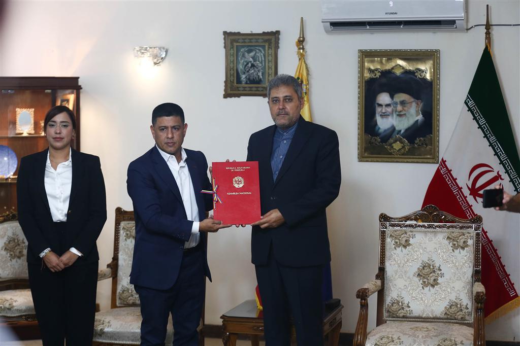 venezueladiputados-entregan-acuerdo-y-firman-libro-en-embajada-irani
