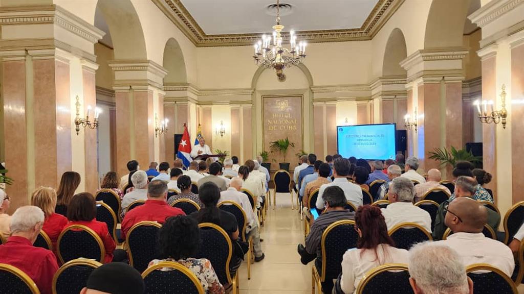 Conferencia embajador de Venezuela en Cuba