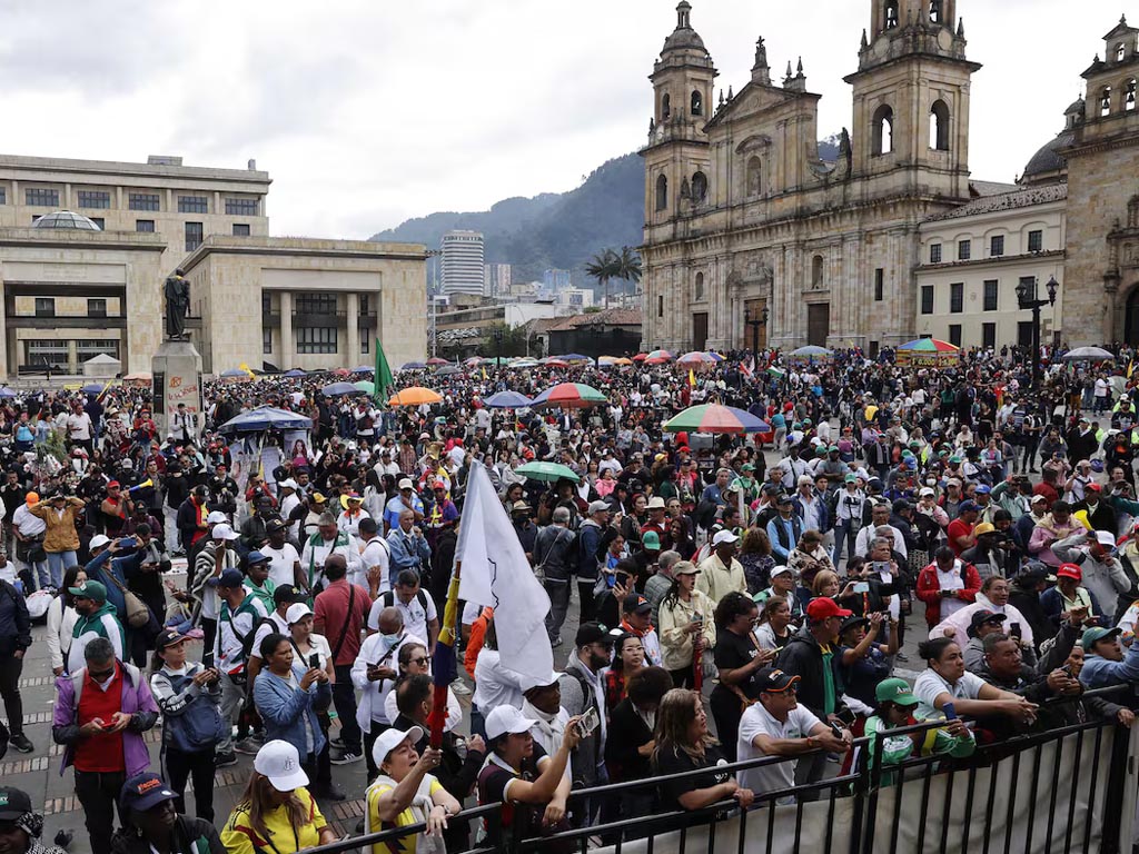protesta-de-maestros-continua-por-decimo-dia-en-colombia