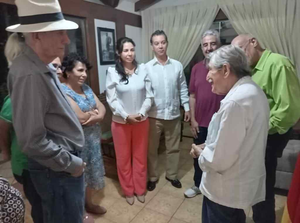 poeta-cubano-dialoga-con-intelectuales-y-artistas-de-bolivia