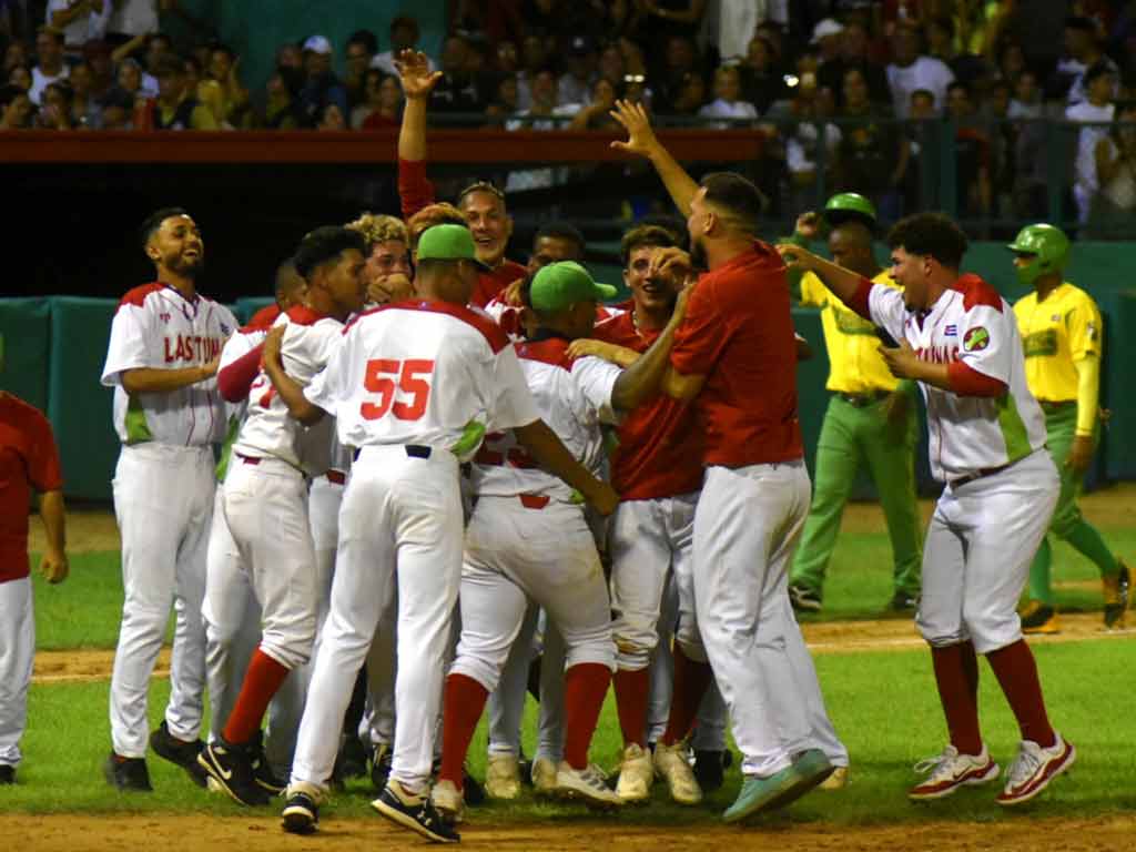 lenadores-a-un-triunfo-de-repetir-corona-en-beisbol-cubano