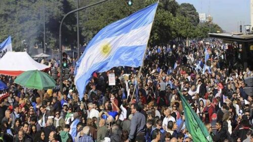 trabajadores-argentinos-realizan-jornada-de-lucha-y-olla-popular