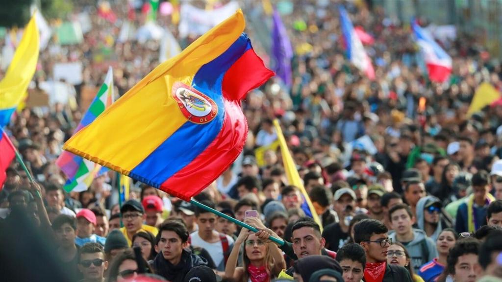 disturbios-en-capital-de-colombia-afectan-a-miles-de-transeuntes