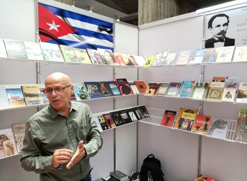 soy-cubano-con-libros-de-musica-y-clasicos-en-filven-de-venezuela