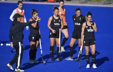 argentina-arrolla-a-reino-unido-y-planta-bandera-en-hockey-olimpico