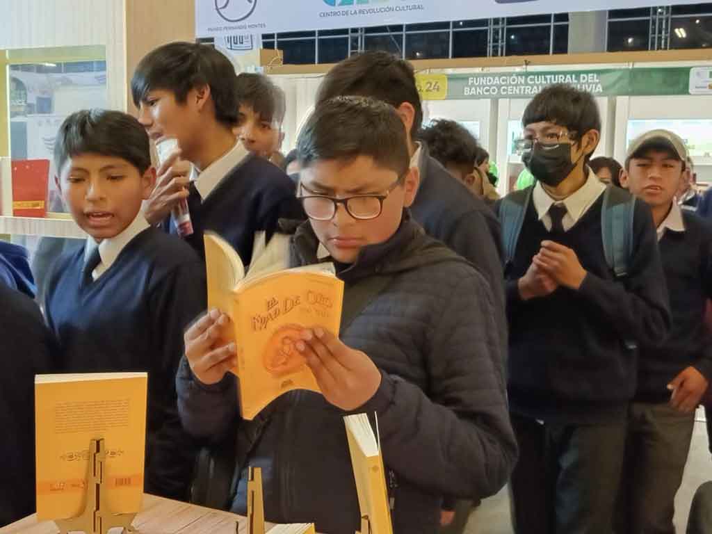 la-edad-de-oro-centra-interes-en-feria-del-libro-de-bolivia