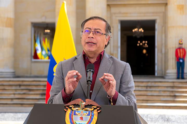 entregan-titulos-de-propiedad-a-victimas-del-conflicto-en-colombia