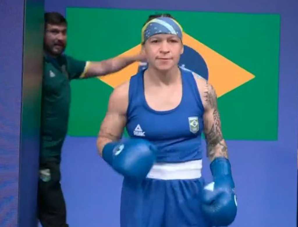 boxeadora-brasilena-beatriz-soares-quedo-en-bronce-en-paris