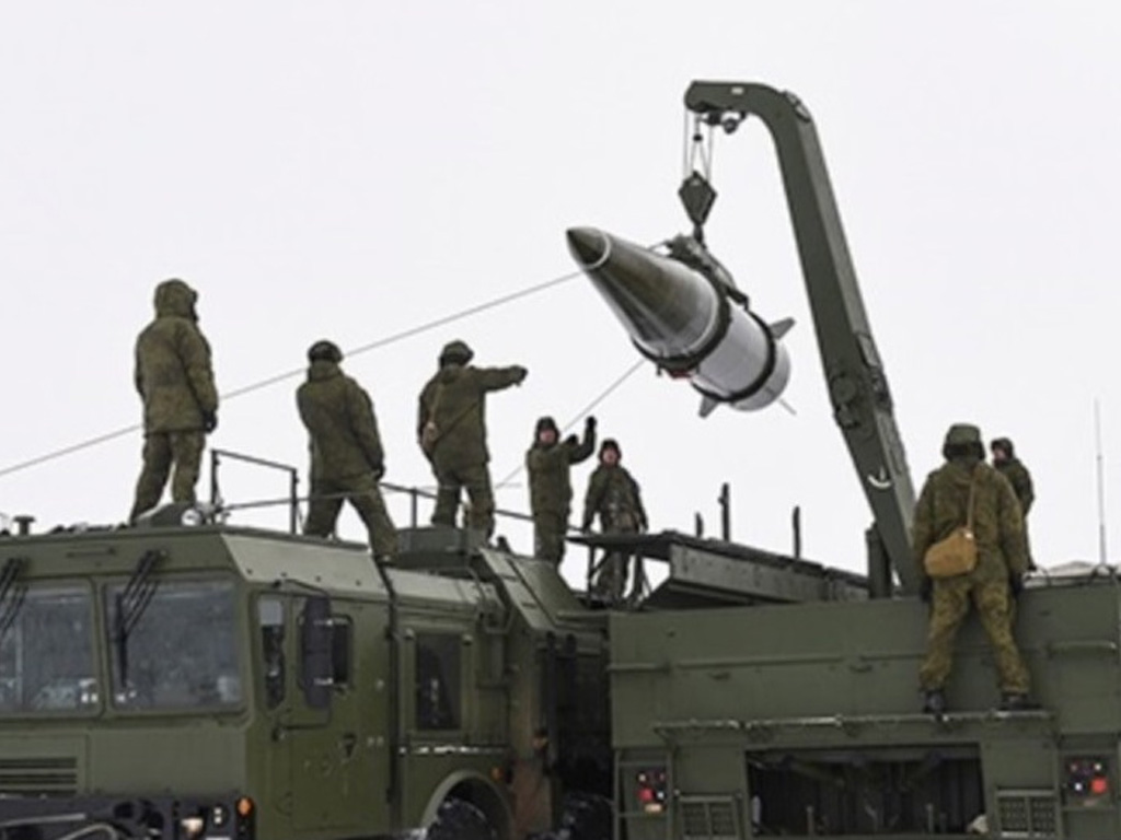 militares-rusos-ejercitan-el-montaje-de-armas-nucleares-tacticas