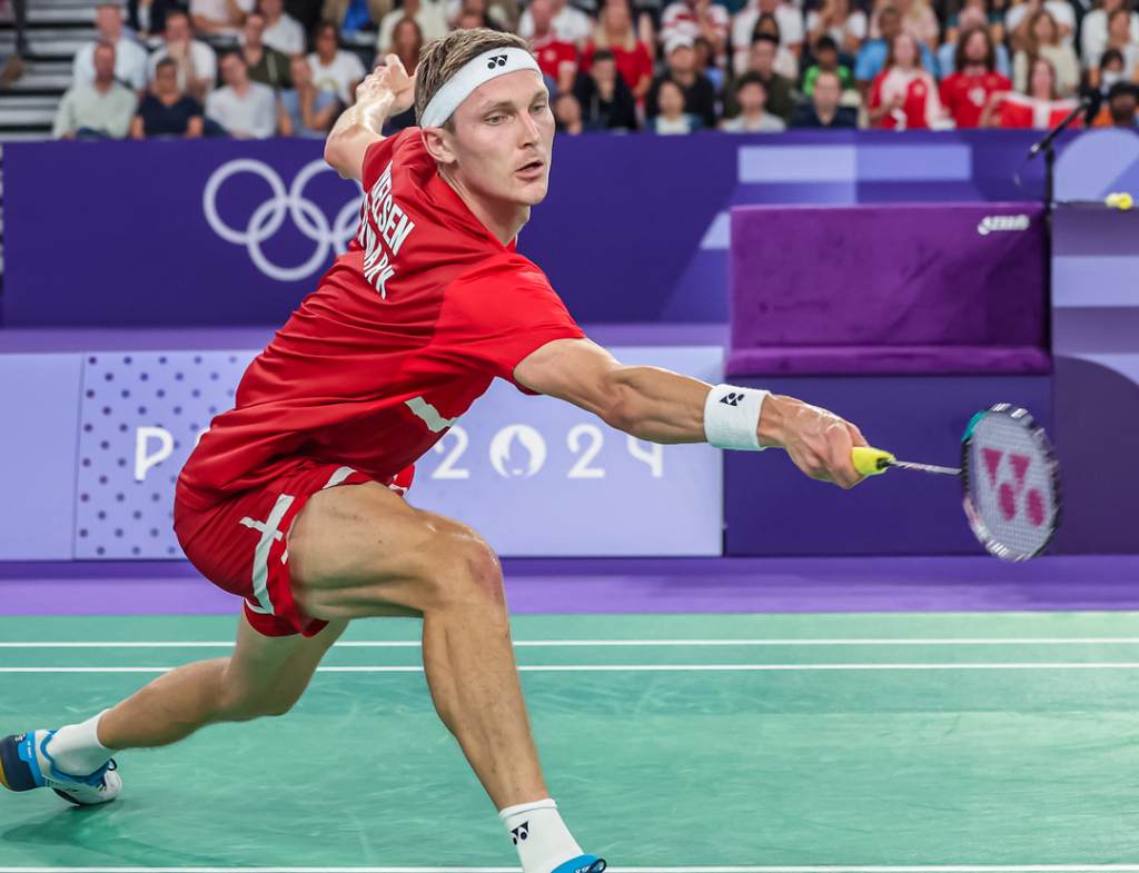 danes-axelsen-retiene-corona-en-badminton-olimpico