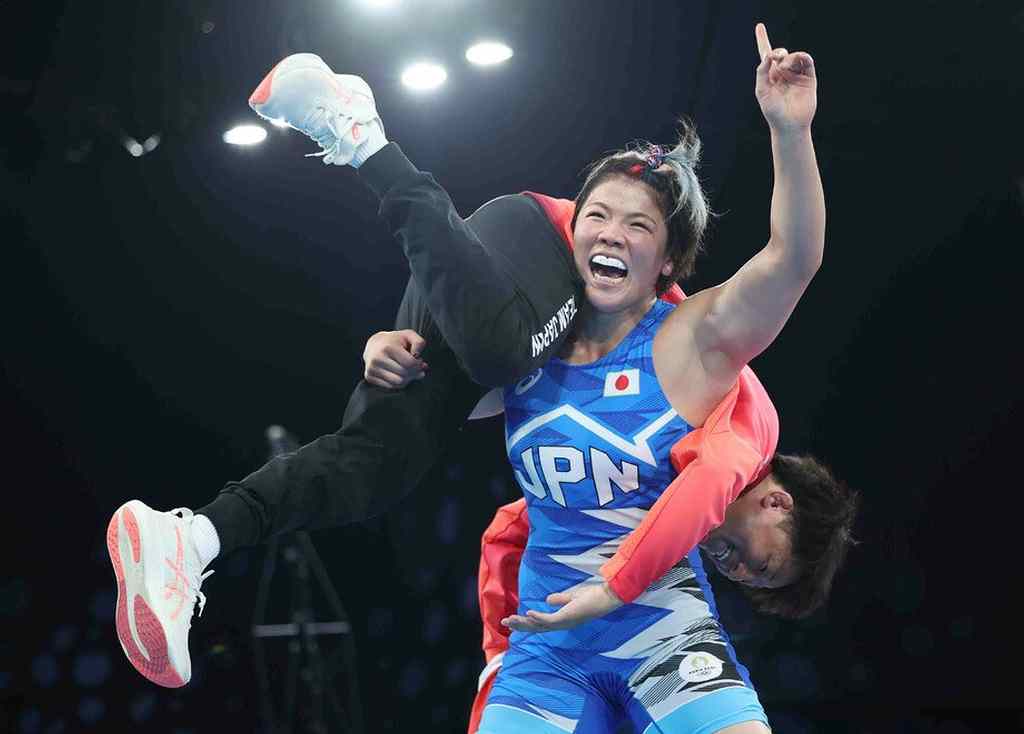 kagami-conquista-oro-y-reafirma-a-japon-en-cumbre-de-lucha-olimpica