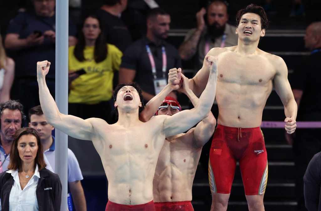 pan-guio-a-china-a-oro-en-relevo-corto-de-natacion