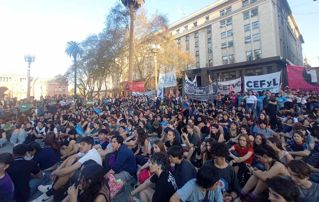 recuerdan-en-argentina-a-estudiantes-asesinados-durante-dictadura