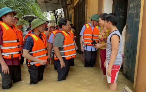 primer-ministro-de-vietnam-recorre-zonas-mas-afectadas-por-tifon