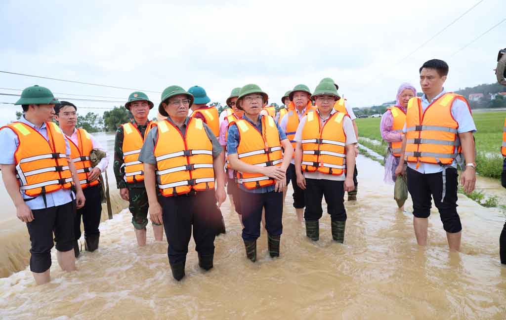 primer-ministro-de-vietnam-recorre-zonas-mas-afectadas-por-tifon