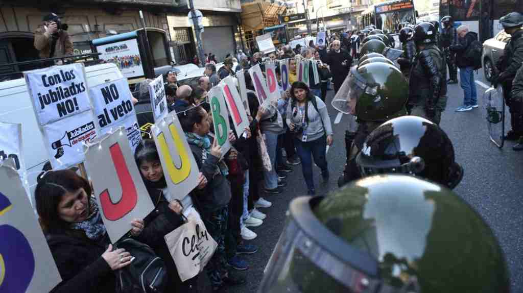 policia-argentina-arremete-contra-manifestantes-cerca-del-congreso