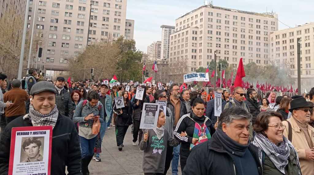 solidaridad-con-cuba-y-palestina-en-marcha-por-la-memoria-en-chile