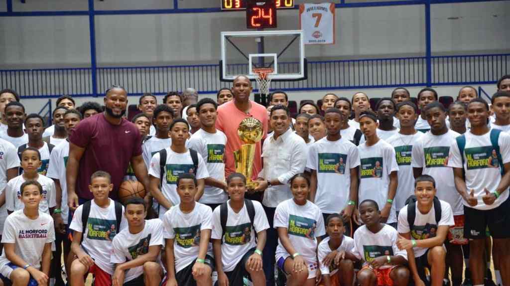 presidente-dominicano-condecora-a-baloncestista-alfred-horford