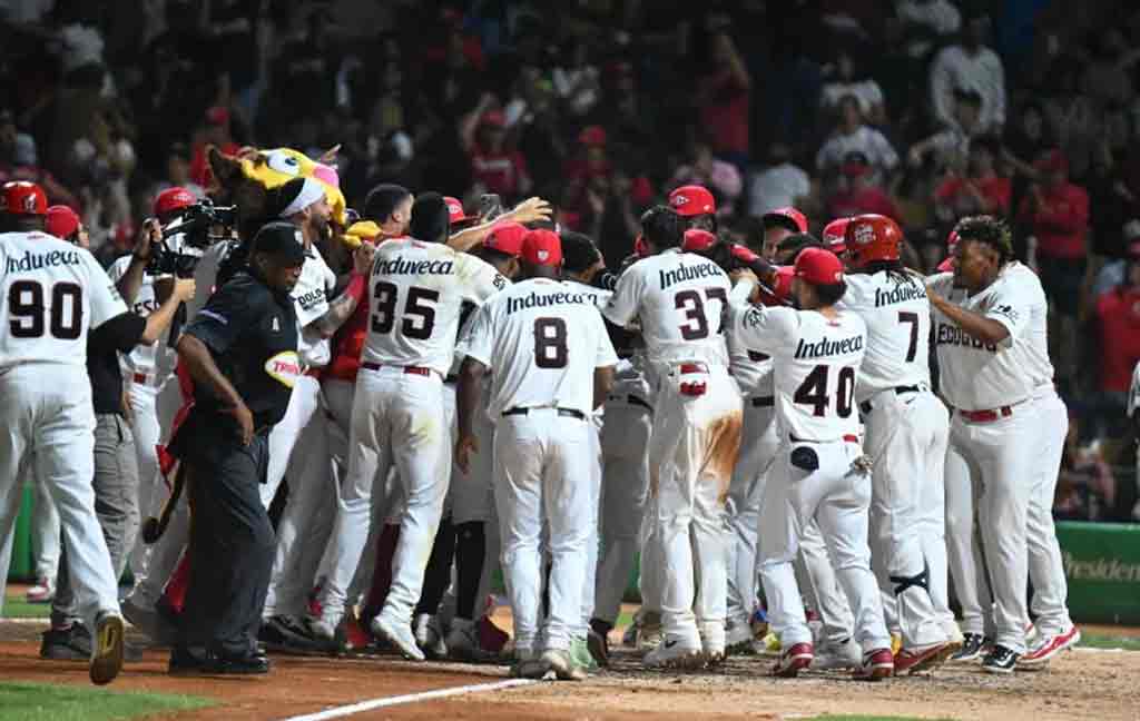 cuatro-equipos-al-terreno-en-liga-de-beisbol-dominicana