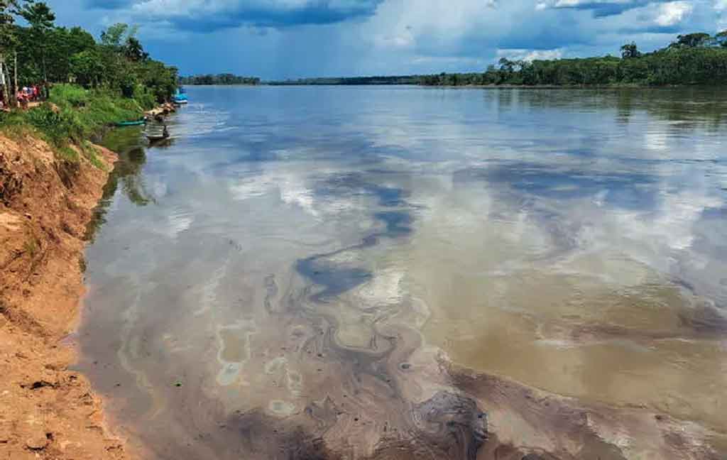 nativos-temen-que-derrame-petrolero-llegue-a-afluente-del-amazonas