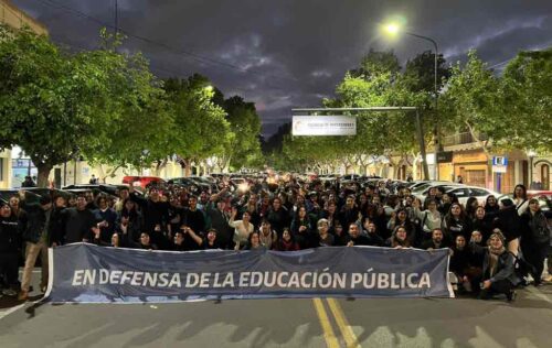 realizaron-marchas-de-antorchas-y-velas-por-la-educacion-argentina