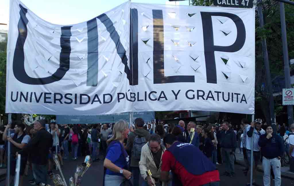 realizaron-marchas-de-antorchas-y-velas-por-la-educacion-argentina