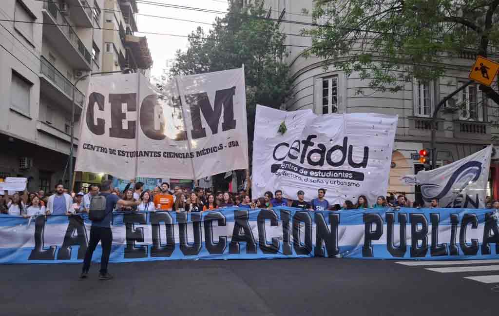 realizaron-marchas-de-antorchas-y-velas-por-la-educacion-argentina