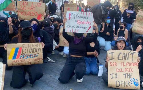 universitarios-de-ecuador-protestan-en-cuenca-contra-noboa