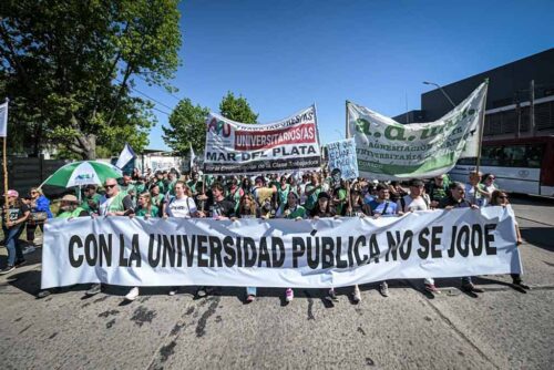 marcharon-en-mar-del-plata-contra-politicas-de-presidente-argentino