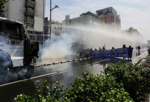 carabineros-de-chile-reprime-manifestacion-indigena-en-santiago