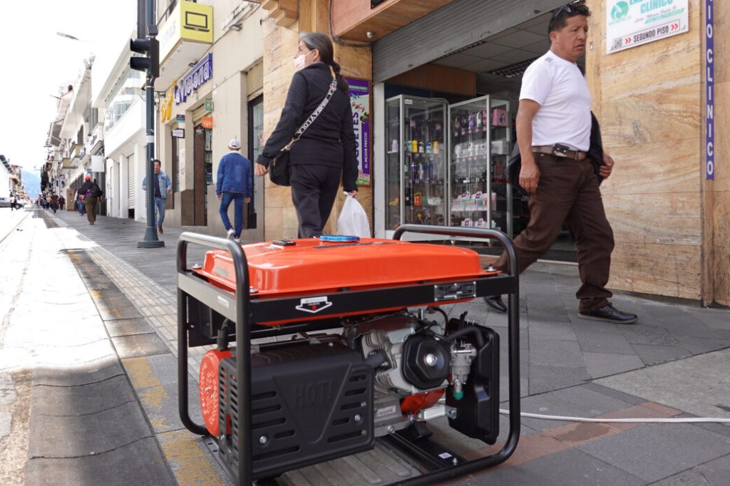 generadores-electricos-contaminan-el-aire-de-un-ecuador-en-apagones