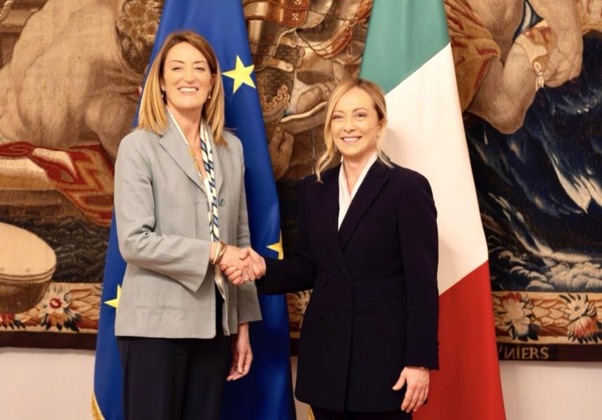 Giorgia Meloni, y Roberta Metsola