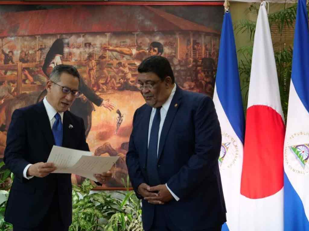 canciller-de-nicaragua-recibio-copias-de-estilo-de-embajador-de-japon