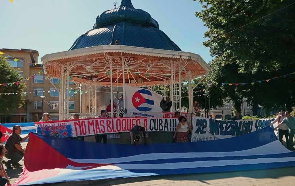 banderazo-contra-el-bloqueo-a-cuba-en-ciudad-chilena-de-valdivia-2