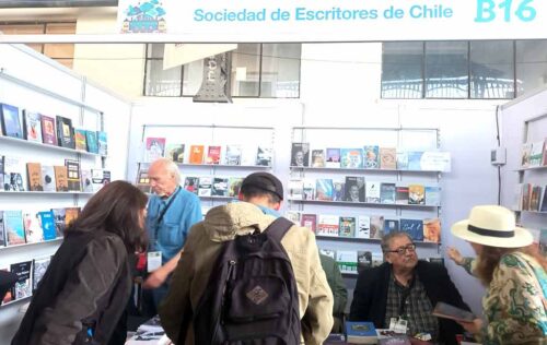 sociedad-de-escritores-de-chile-en-feria-del-libro-de-santiago