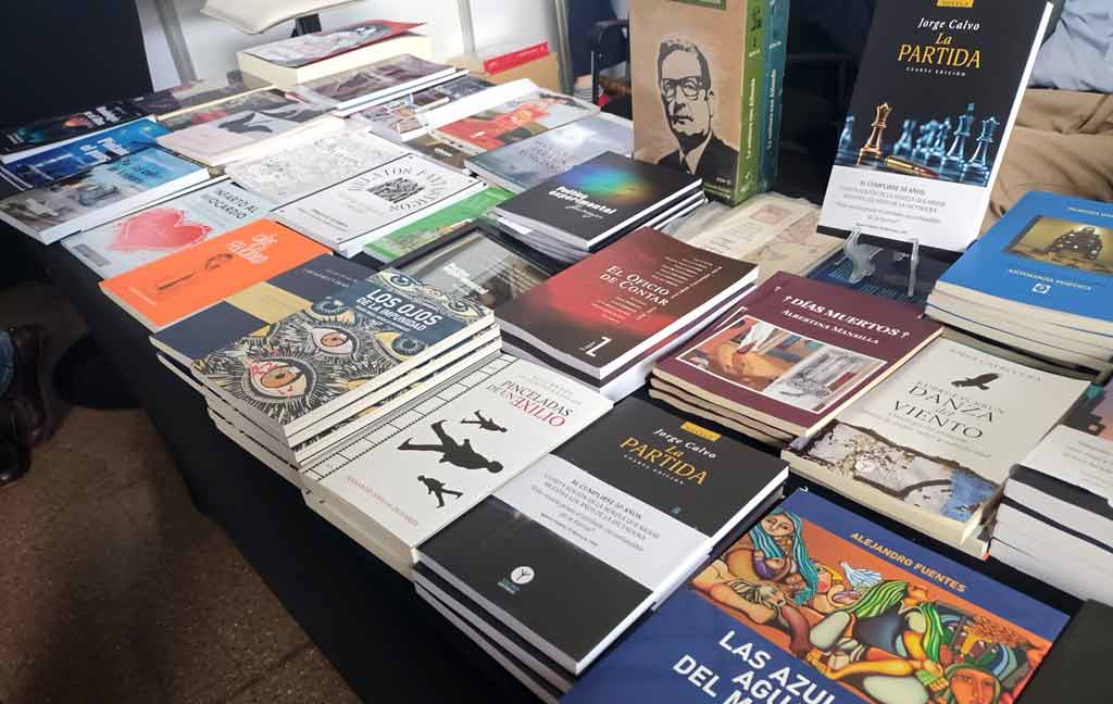 sociedad-de-escritores-de-chile-en-feria-del-libro-de-santiago