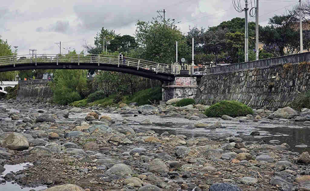 sequia-hidrologica-en-ecuador-y-riesgo-de-mas-horas-de-apagones