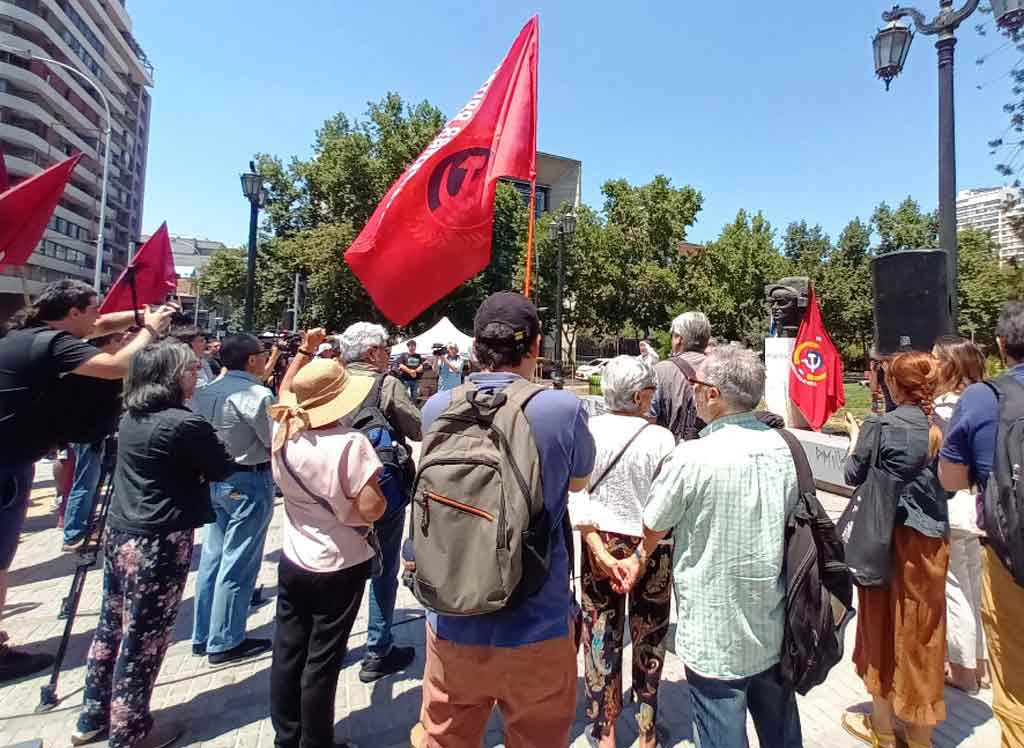 chilenos-rinden-homenaje-a-recabarren-en-el-centenario-de-su-muerte