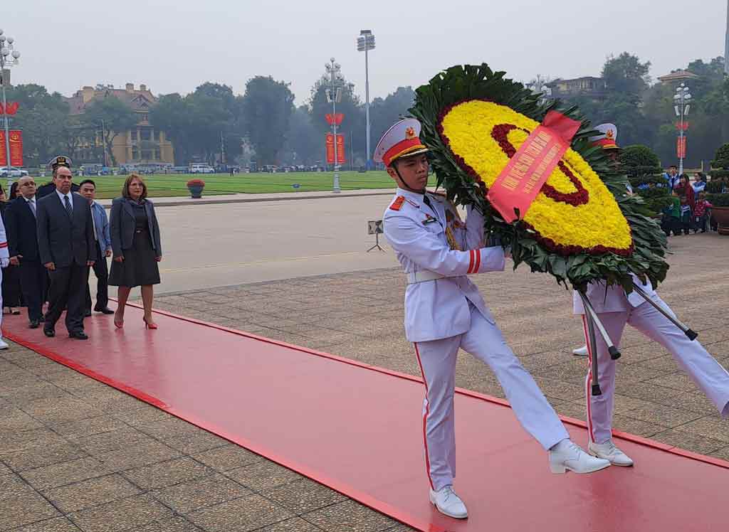 mision-estatal-de-cuba-en-vietnam-rinde-homenaje-a-ho-chi-minh