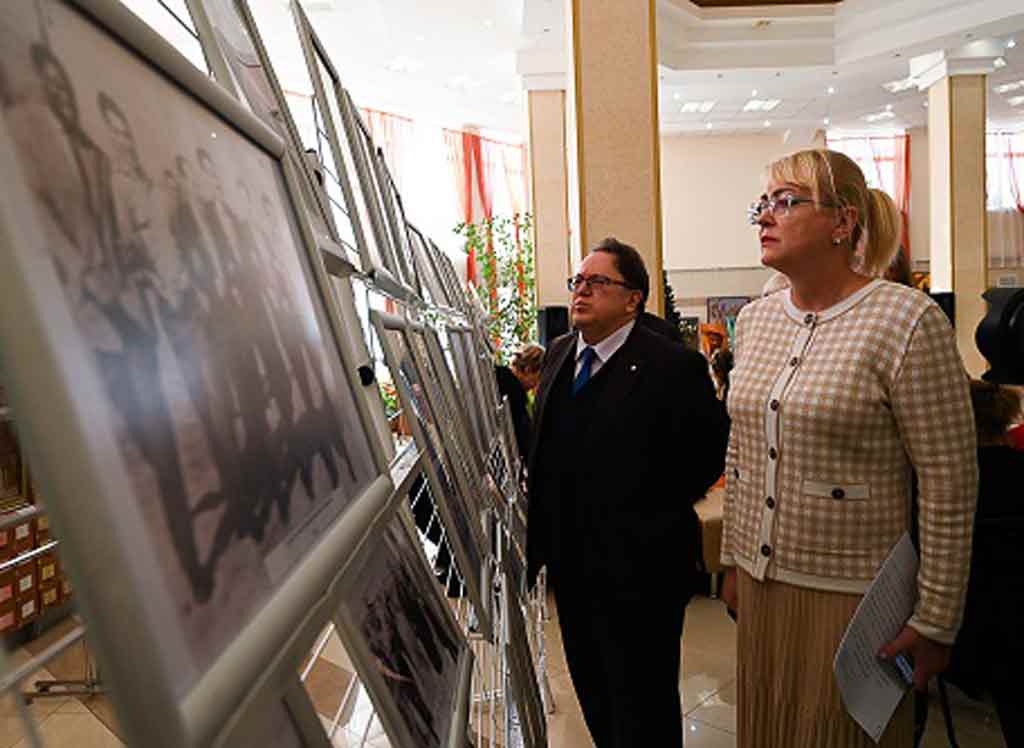 inauguran-en-crimea-exposicion-de-artistas-cubanos