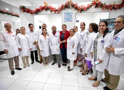 presidenta-de-honduras-destaco-solidaridad-de-medicos-cubanos