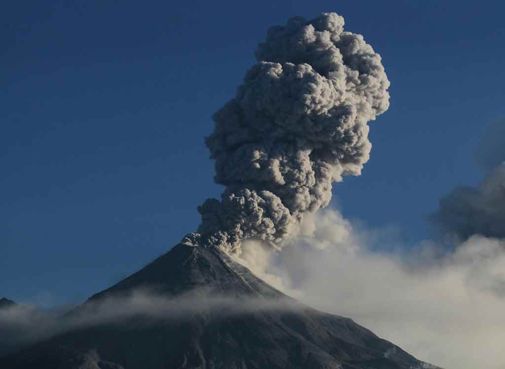 indonesia-despide-2024-con-entrada-en-erupcion-de-un-volcan