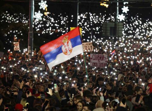 manifestantes-serbios-expulsan-a-provocadores-con-banderas-de-ue