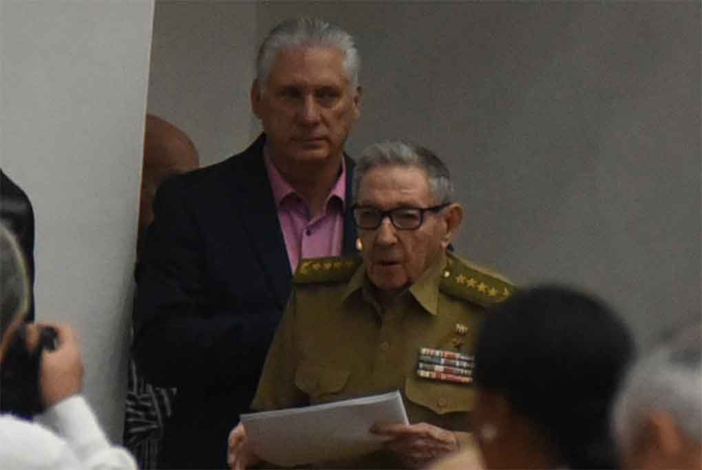 Raúl y Díaz Canel en Asamblea Nacional